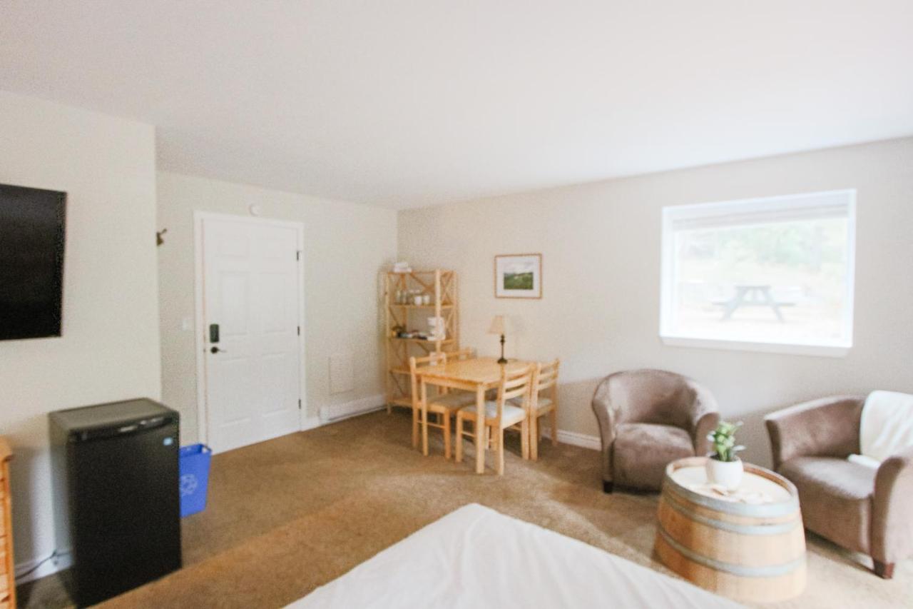 The Inn At The Ninth Hole Bed & Breakfast Salmon Arm Εξωτερικό φωτογραφία