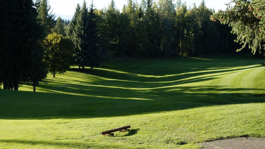 The Inn At The Ninth Hole Bed & Breakfast Salmon Arm Εξωτερικό φωτογραφία