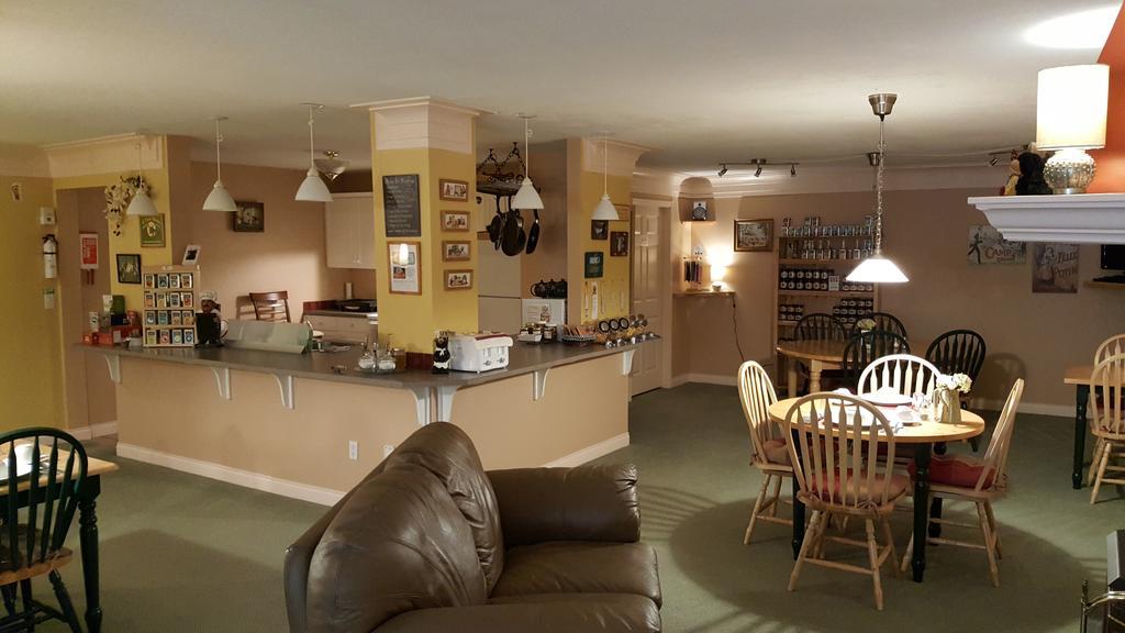 The Inn At The Ninth Hole Bed & Breakfast Salmon Arm Εξωτερικό φωτογραφία