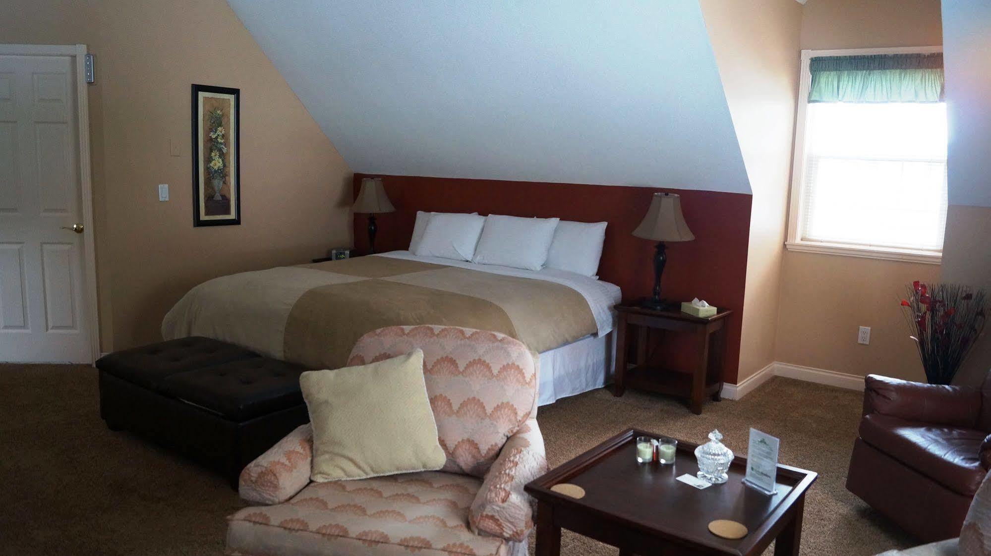 The Inn At The Ninth Hole Bed & Breakfast Salmon Arm Εξωτερικό φωτογραφία