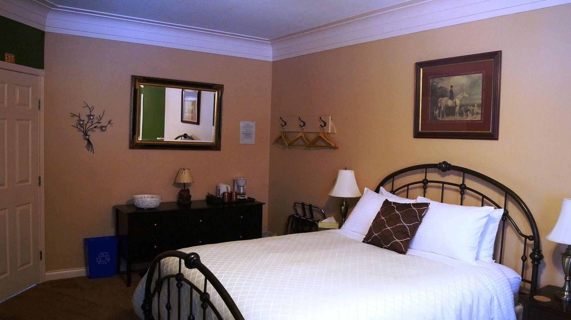 The Inn At The Ninth Hole Bed & Breakfast Salmon Arm Εξωτερικό φωτογραφία