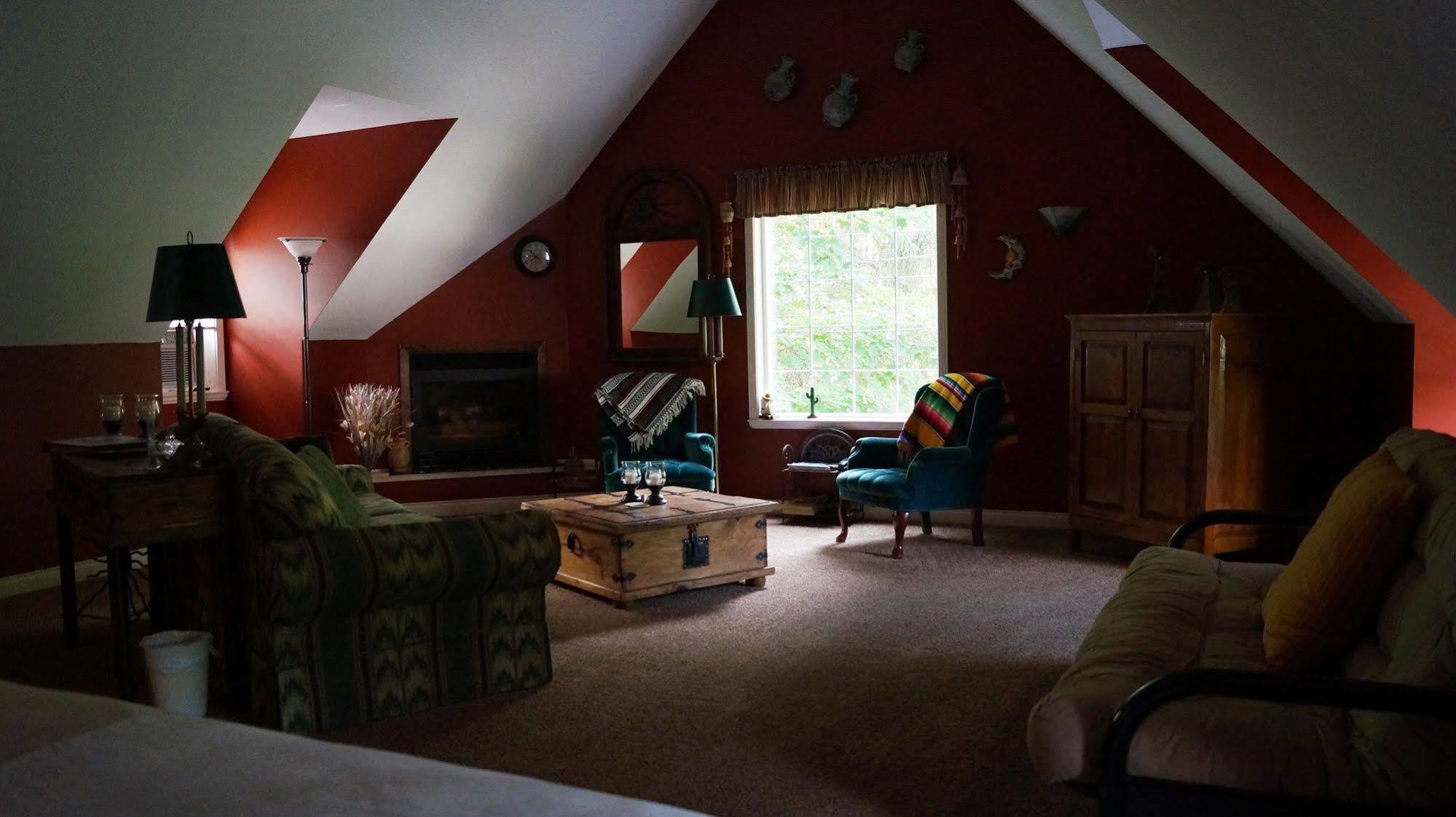 The Inn At The Ninth Hole Bed & Breakfast Salmon Arm Εξωτερικό φωτογραφία