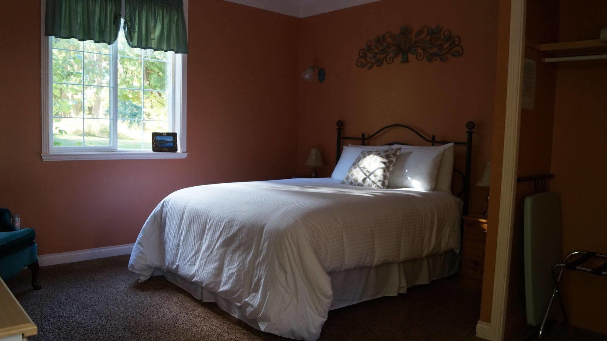 The Inn At The Ninth Hole Bed & Breakfast Salmon Arm Εξωτερικό φωτογραφία