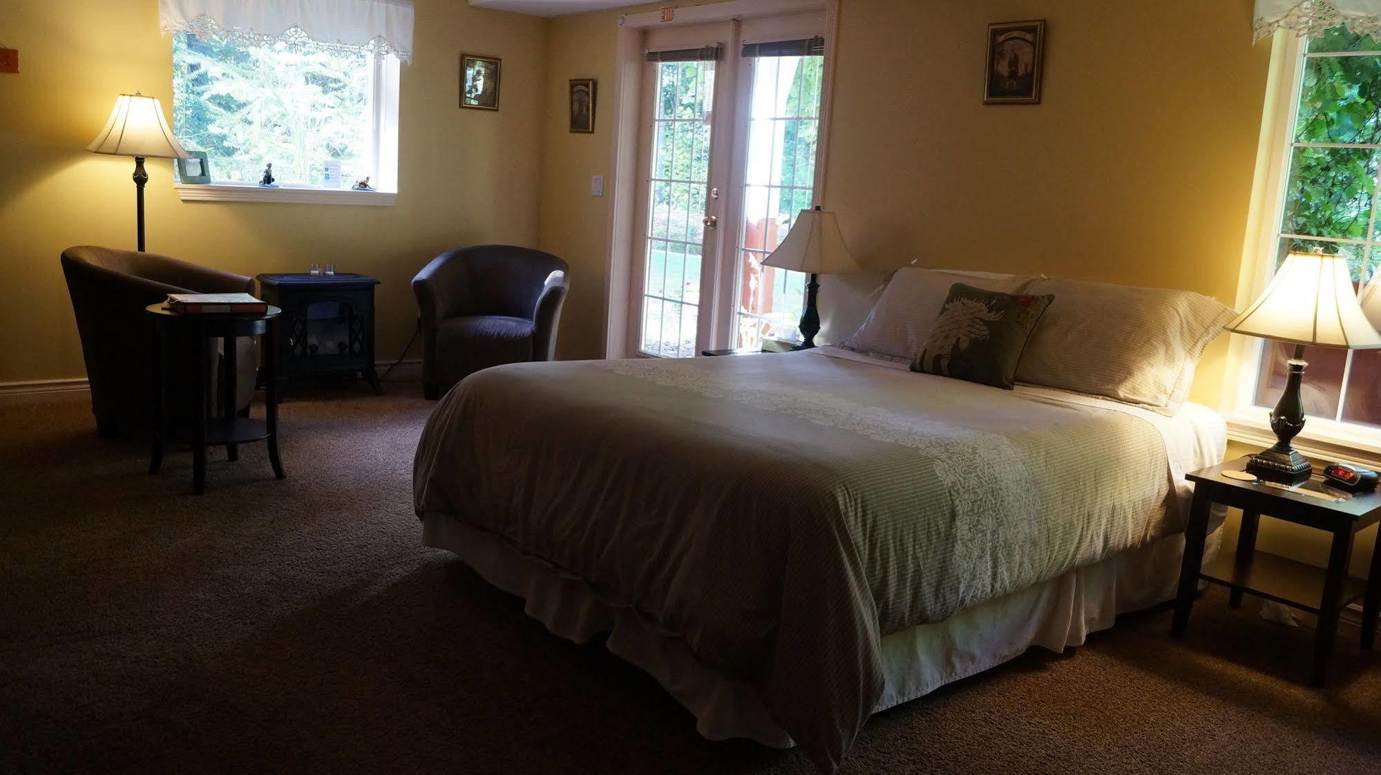 The Inn At The Ninth Hole Bed & Breakfast Salmon Arm Εξωτερικό φωτογραφία