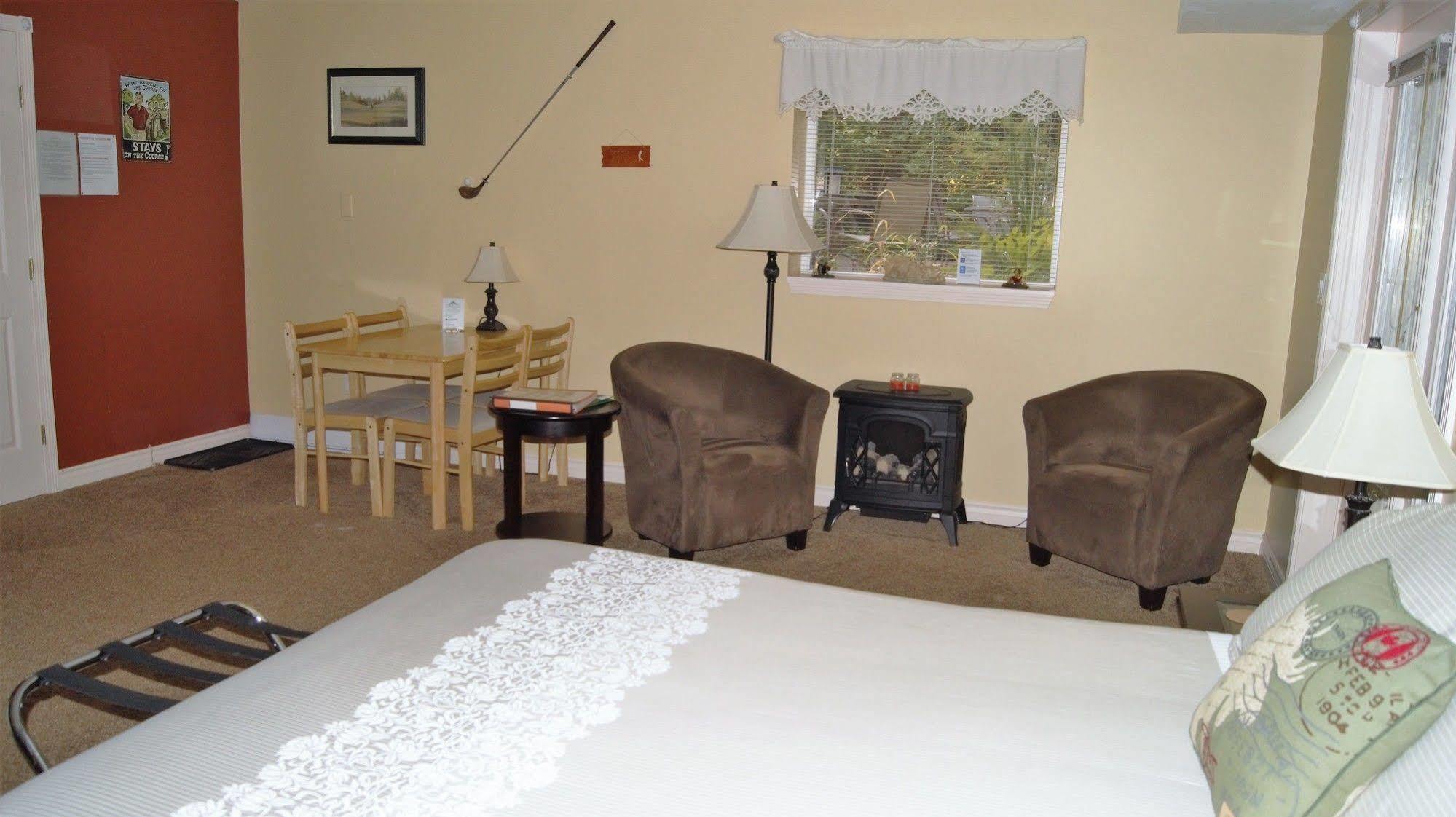 The Inn At The Ninth Hole Bed & Breakfast Salmon Arm Εξωτερικό φωτογραφία