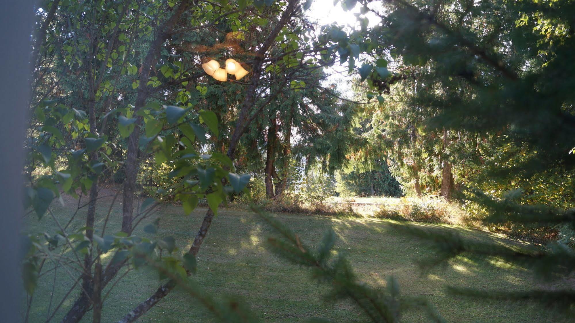 The Inn At The Ninth Hole Bed & Breakfast Salmon Arm Εξωτερικό φωτογραφία