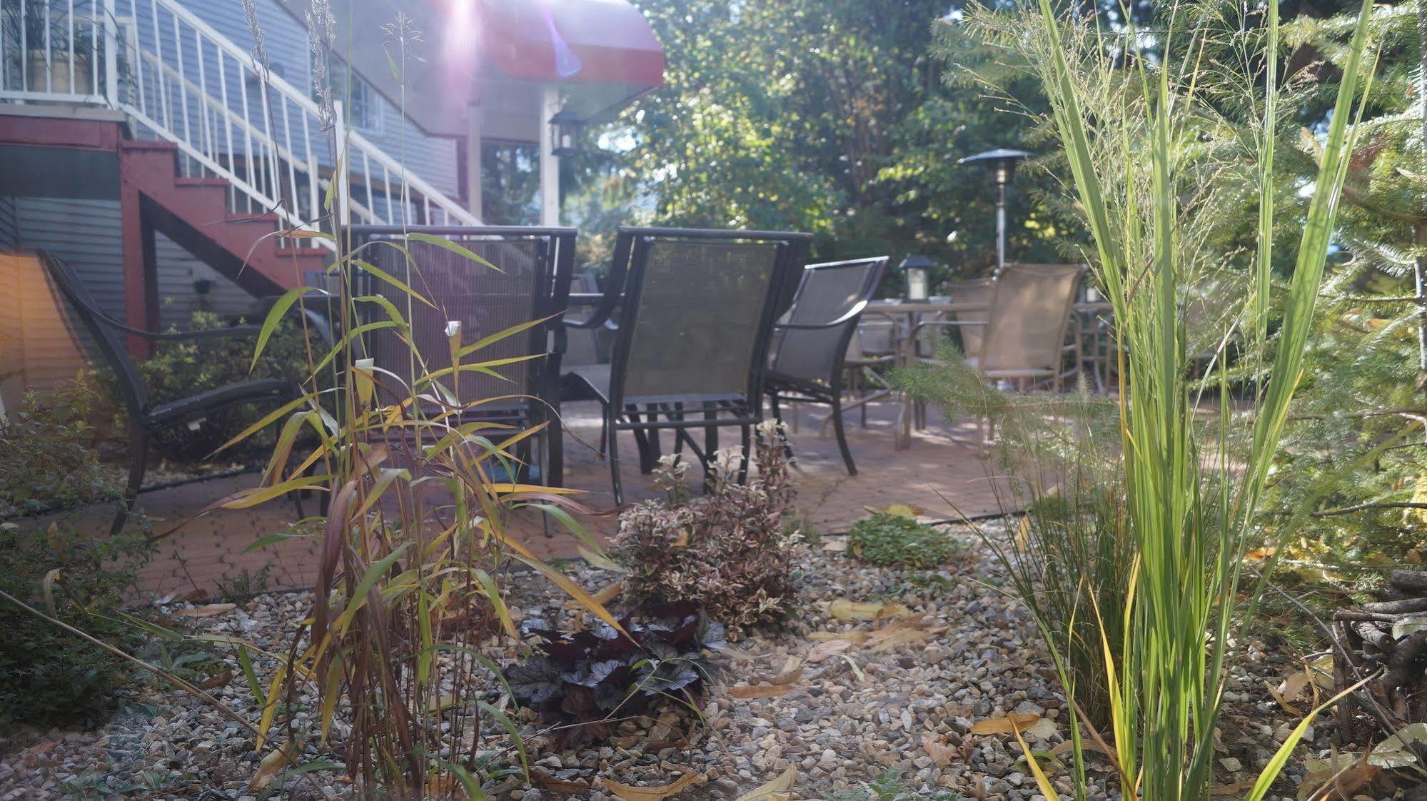 The Inn At The Ninth Hole Bed & Breakfast Salmon Arm Εξωτερικό φωτογραφία